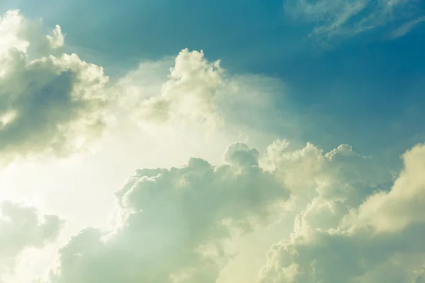 Голубое небо с облаками на закате — стоковое фото
