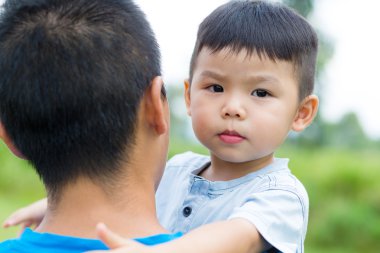 Baba oğlu ile sarılma