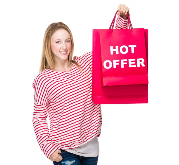 Mujer en jersey a rayas con bolsas de compras — Foto de Stock