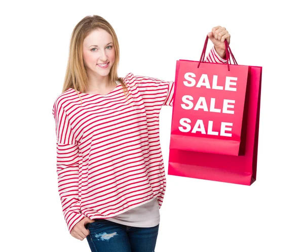 Donna in maglione a righe con shopping bag — Foto Stock