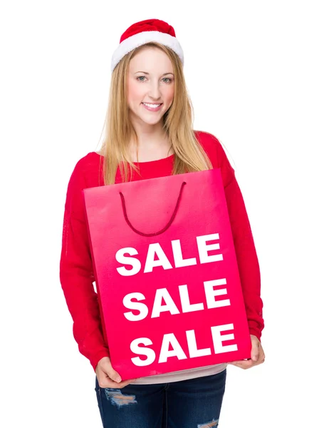 Mujer en sombrero de Navidad con bolsa de papel — Foto de Stock