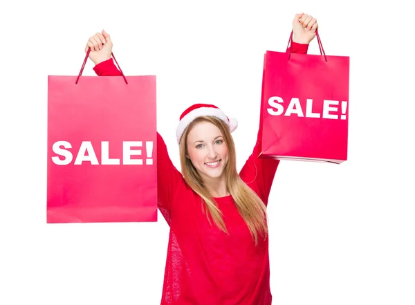 Femme en chapeau de Noël tenir jusqu'à sacs en papier — Photo