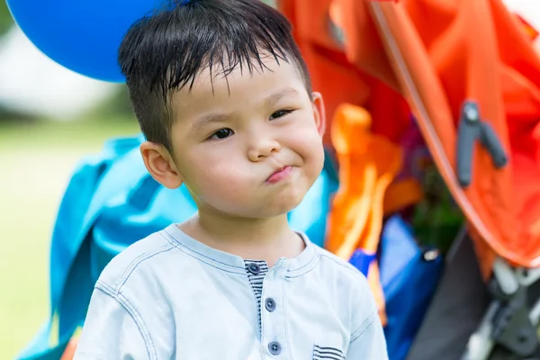 Beetje vervelend gevoel en maak een grappige gezicht expressie — Stockfoto