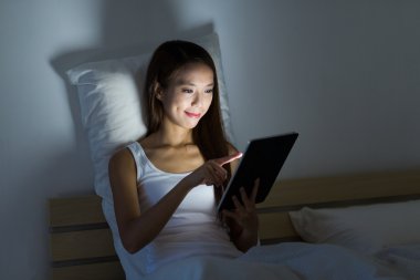 Asyalı kadın dijital tablet kullanma