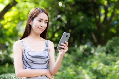 Park adlı cep telefonu kullanan kadın