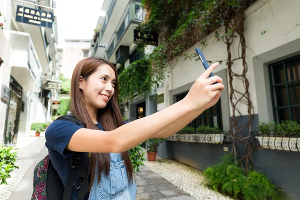 女性の写真を取るのために携帯電話を使用して — ストック写真