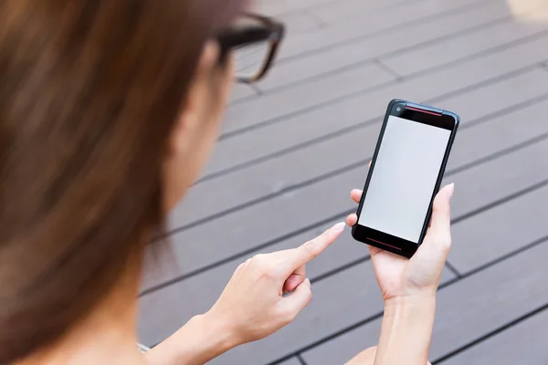 Vrouw met behulp van mobiele telefoon met leeg scherm — Stockfoto