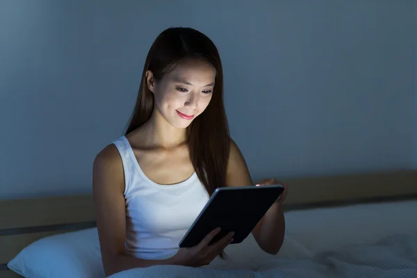 Femme asiatique utilisant une tablette numérique — Photo