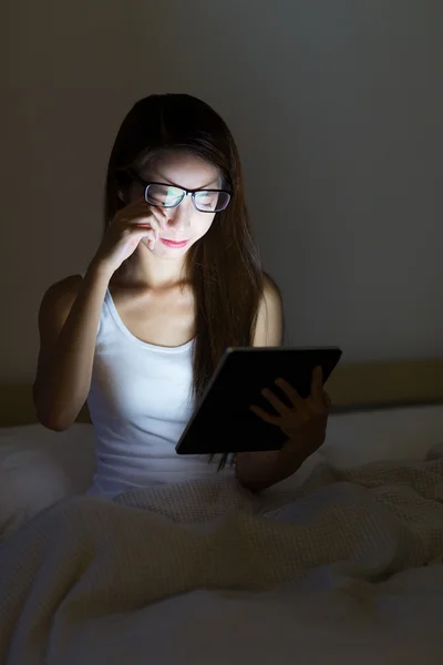 Mulher usando computador portátil — Fotografia de Stock