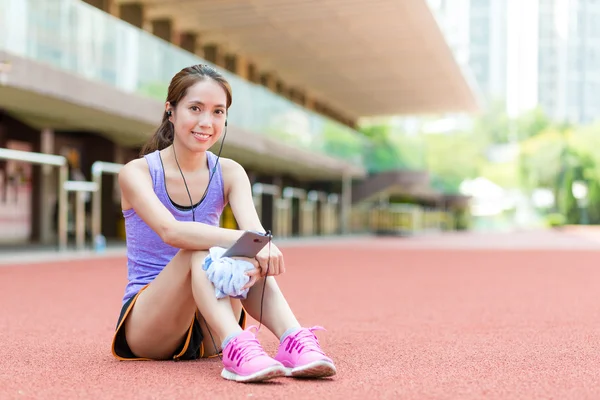 Aziatische sportieve vrouw muziek beluisteren — Stockfoto