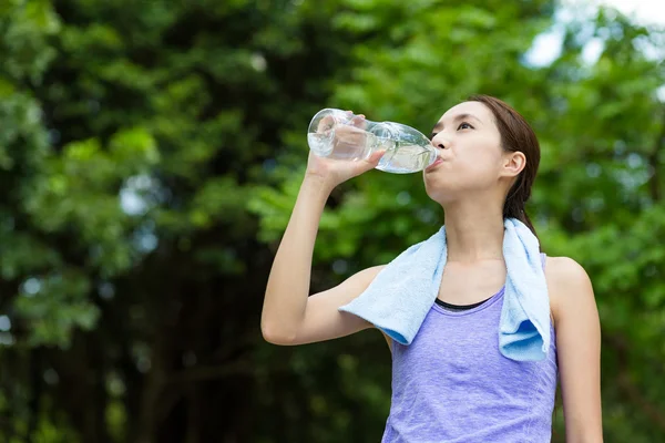 Mulher desportiva beber água ao ar livre — Fotografia de Stock
