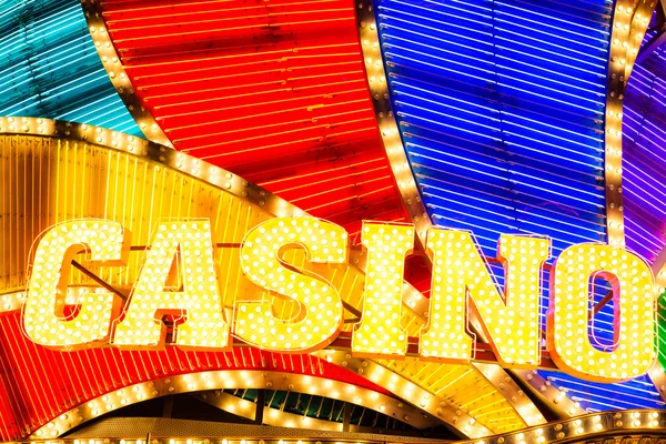 Neon casino segno illuminato di notte — Foto Stock