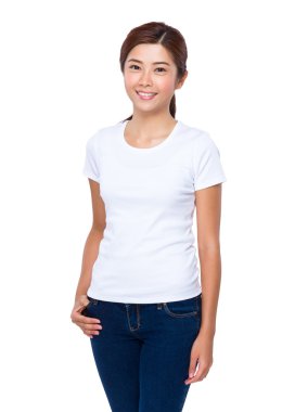 Beyaz t-shirt Asyalı genç kadın