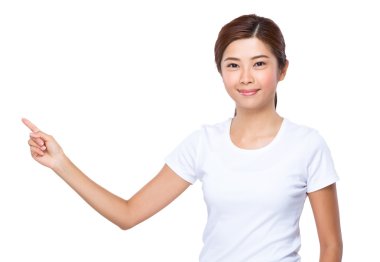 Beyaz t-shirt Asyalı genç kadın