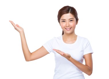 Beyaz t-shirt Asyalı genç kadın