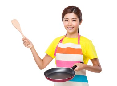 Genç Asyalı ev kadını önlük