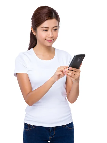 Mujer joven asiática en camiseta blanca — Foto de Stock