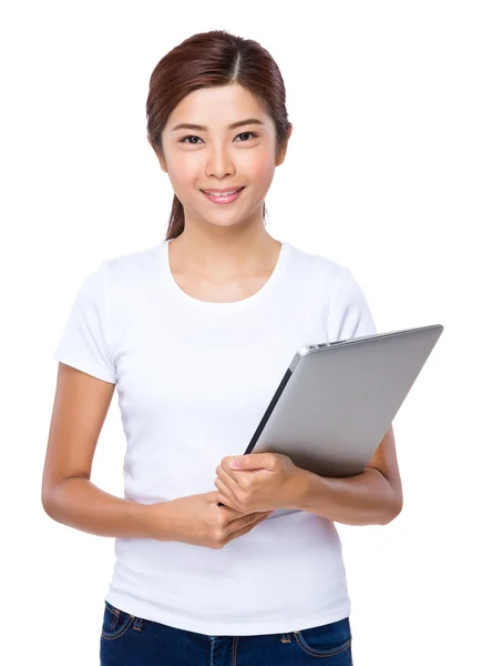 Asiatische junge Frau im weißen T-Shirt — Stockfoto