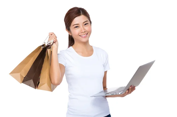 Mujer joven asiática en camiseta blanca — Foto de Stock