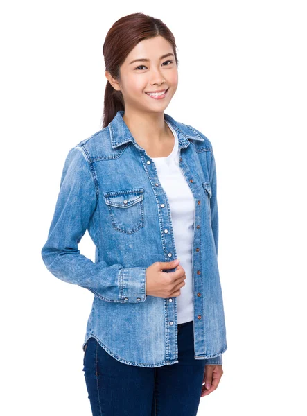 Asiática joven mujer en jeans camisa — Foto de Stock