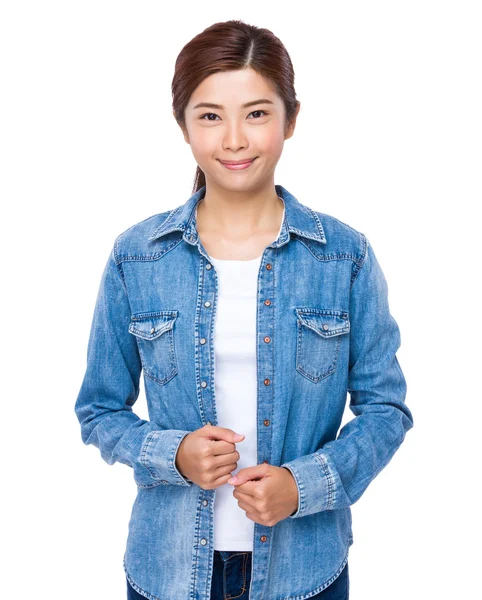 Asiatico giovane donna in jeans camicia — Foto Stock