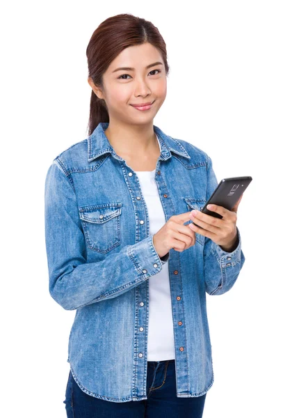 Asiatische junge Frau in Jeans-Shirt — Stockfoto