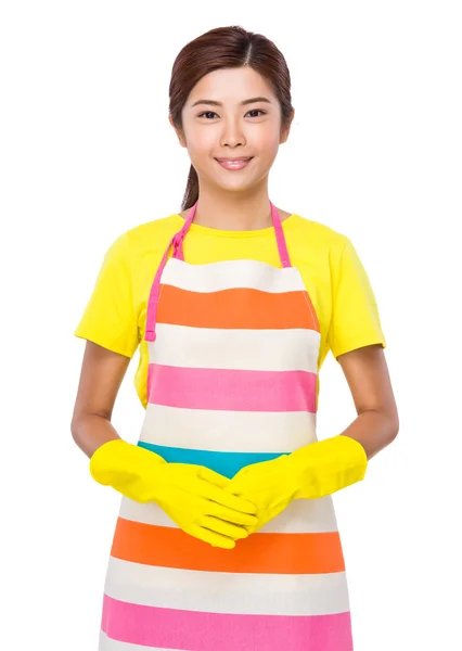 Jovem asiático dona de casa no avental — Fotografia de Stock