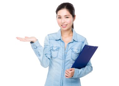 Asyalı genç kadın kot gömlek