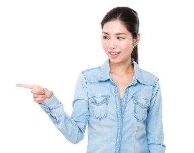 Asyalı genç kadın kot gömlek