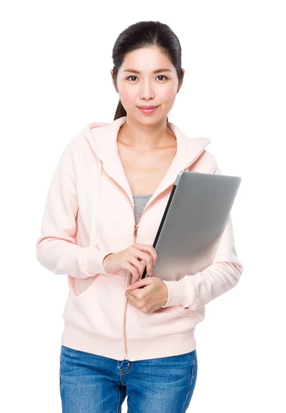 Asiática jovem mulher com capuz rosa — Fotografia de Stock