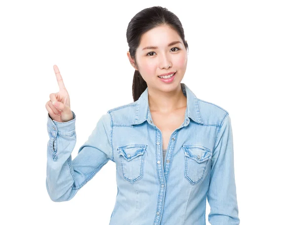 Азиатская девушка в джинсовой рубашке — стоковое фото