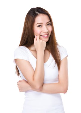 Beyaz t-shirt Asyalı genç kadın