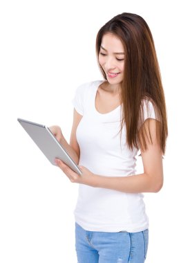 Beyaz t-shirt Asyalı genç kadın