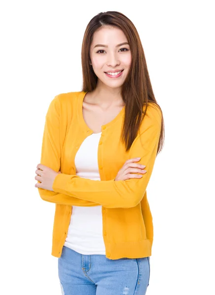 Asiatico giovane donna in giallo cardigan — Foto Stock