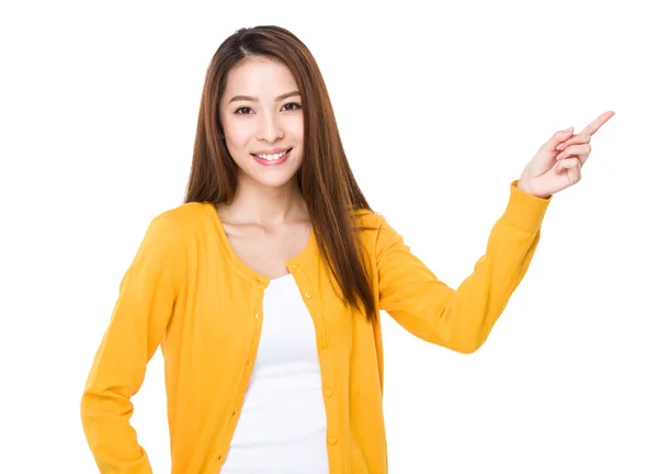 Азиатская девушка в жёлтом кардигане — стоковое фото