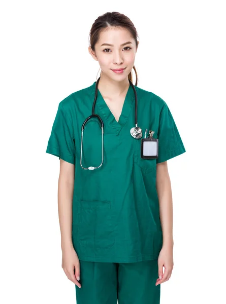 Asiatique femme médecin en vert uniforme — Photo