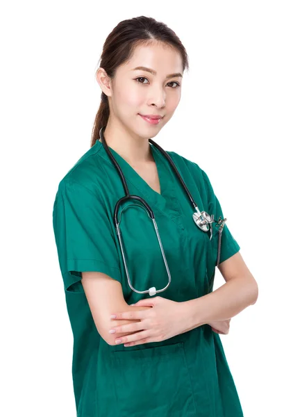 Asiatico donna medico in verde uniforme — Foto Stock