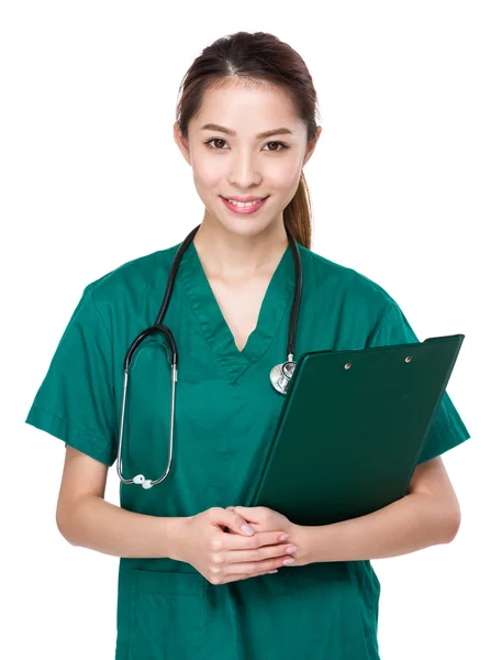 Mujer asiática médico en uniforme verde — Foto de Stock