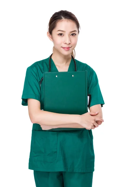 Mujer asiática médico en uniforme verde — Foto de Stock