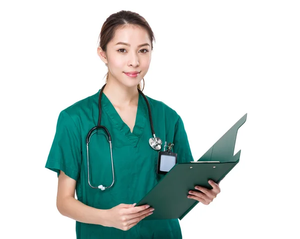 Asiático mulher médico em verde uniforme — Fotografia de Stock