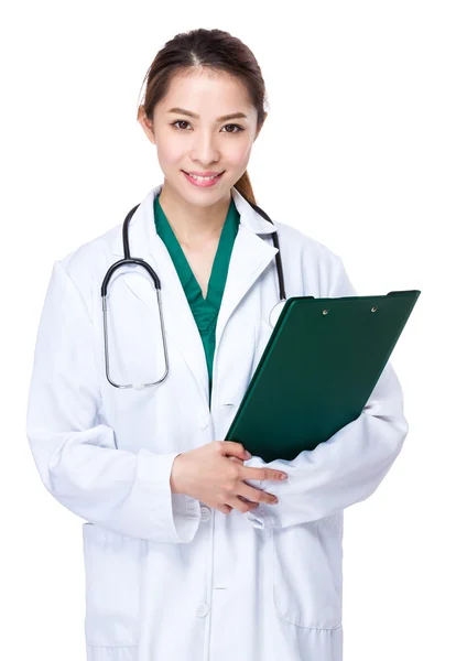 Asiatische Ärztin im weißen Mantel — Stockfoto