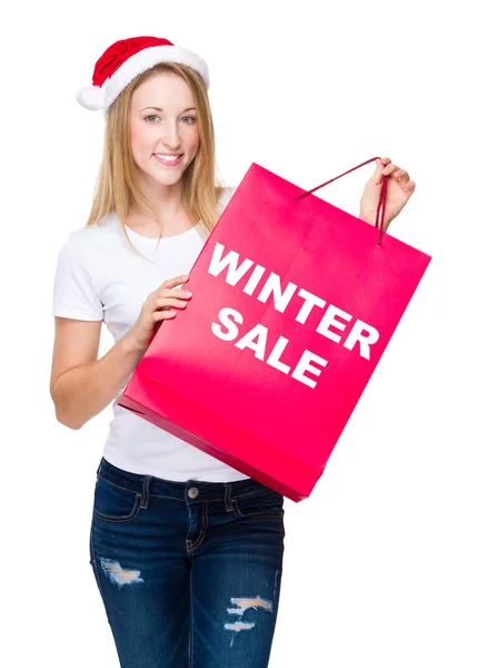 Femme en santa chapeau avec sac à provisions — Photo