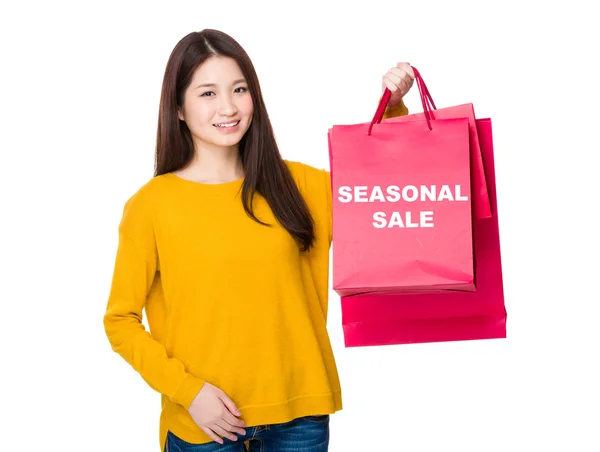 Asiatico donna holding shopping bags — Foto Stock