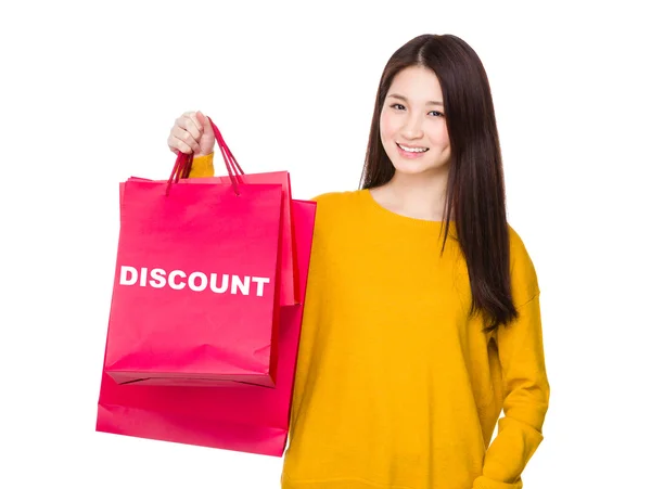 Donna asiatica con shopping bags — Foto Stock