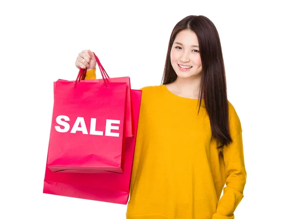 쇼핑백을 들고 있는 아시아 여자 — 스톡 사진
