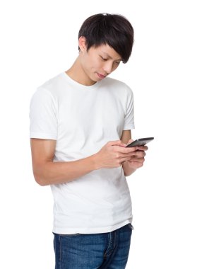 Beyaz t-shirt Asya yakışıklı adam