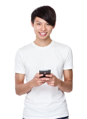 Beyaz t-shirt Asya yakışıklı adam