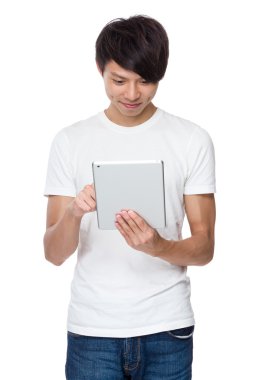 Beyaz t-shirt Asya yakışıklı adam