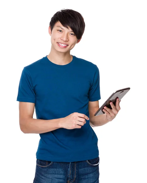 Aziatische knappe man in blauw t-shirt — Stockfoto