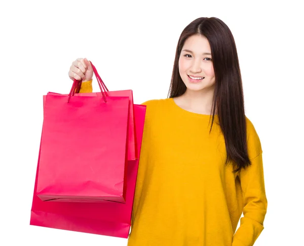 Aziatische jonge vrouw in de gele trui — Stockfoto